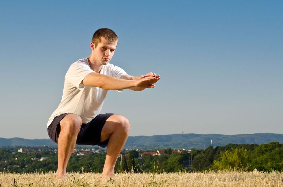 การเสริมสร้างความแข็งแกร่งของผู้ชายทำได้โดยการออกกำลังกายแบบพิเศษ เช่น หมอบ